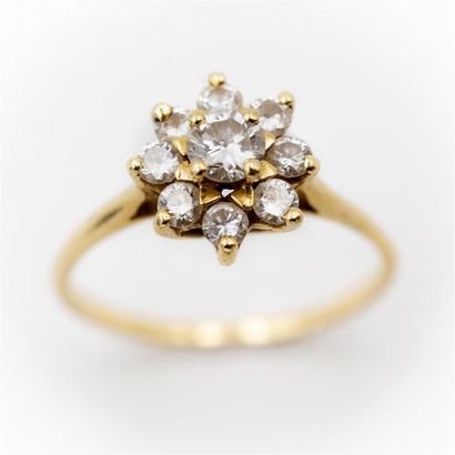 null Bague marguerite en or jaune (750) 18K sertie de 9 diamants taille moderne....