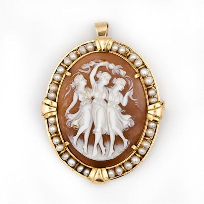 null Pendentif ou broche en or jaune (750) 18K de forme ovale, griffé d'un camée...