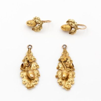 null Paire de pendants d'oreilles en or jaune (750) 18K estampé figurant des feuilles...