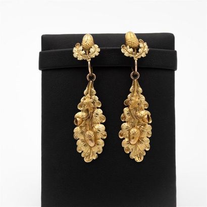 null Paire de pendants d'oreilles en or jaune (750) 18K estampé figurant des feuilles...