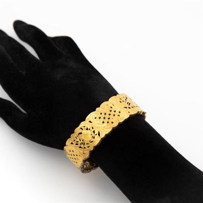 null Bracelet jonc rigide, large, ouvrant en or jaune (750) 18K, décor ciselé ajouré...