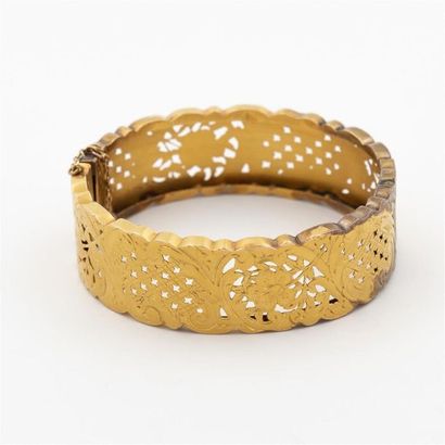 null Bracelet jonc rigide, large, ouvrant en or jaune (750) 18K, décor ciselé ajouré...