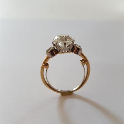 null Bague en or jaune (750) 18K griffée d'un diamant taille ancienne de 2,68 carats...