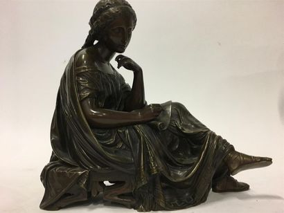 null Auguste MOREAU (1855-1919)
Jeune femme assise
Bronze, dessus de pendule
Signée...