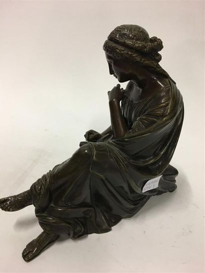 null Auguste MOREAU (1855-1919)
Jeune femme assise
Bronze, dessus de pendule
Signée...