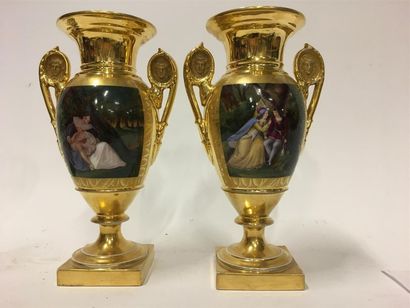 null Paire de vases en porcelaine à décor de scènes galantes
H : 29 cm