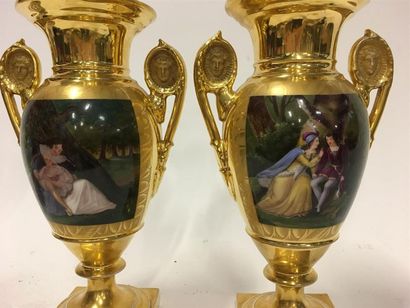 null Paire de vases en porcelaine à décor de scènes galantes
H : 29 cm