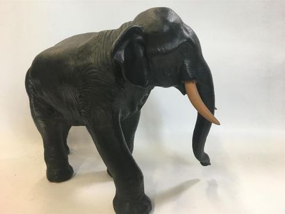 null Elephant en bronze et défense en bois
H : 32 cm
L : 40 cm