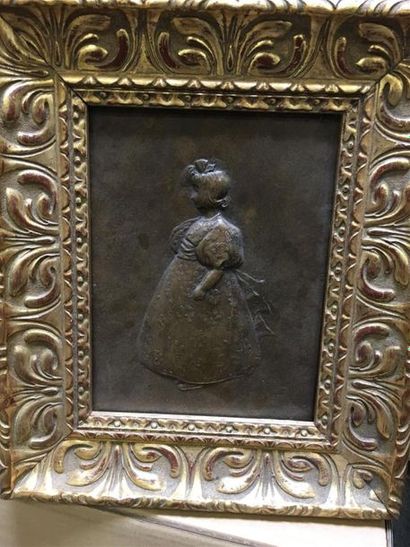 null Jeune fille en bronze
Signé AGG
Cadre en bois doré
23 x 17 cm
