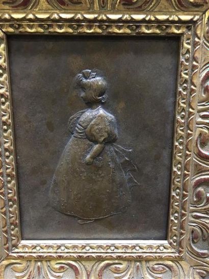 null Jeune fille en bronze
Signé AGG
Cadre en bois doré
23 x 17 cm

