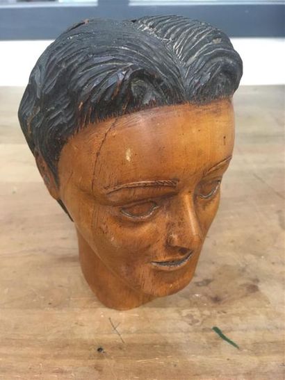 null Mascote figurant une tête de femme en cheveux en bois vers 1900
H : 17 cm