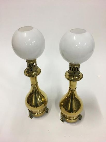 null Paire de lampes à pétrole en laiton
Globe en opaline blanc
H : 56 cm