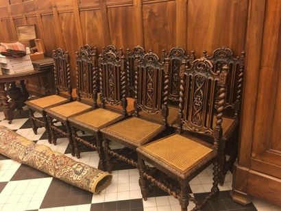 null Suite de 10 chaises et table de style Henri II