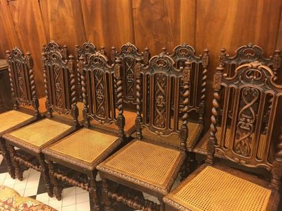 null Suite de 10 chaises et table de style Henri II