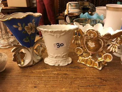 null Trois vases d'église en porcelaine 19ème