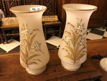 null Paire de vases en opaline blanche à décor de Lys.