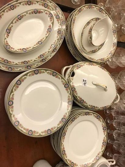 null LIMOGES, service d'assiettes en porcelaine à liseré orné de fleurs