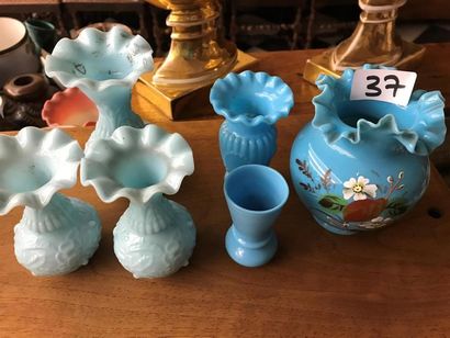 null Six vases en opaline bleue