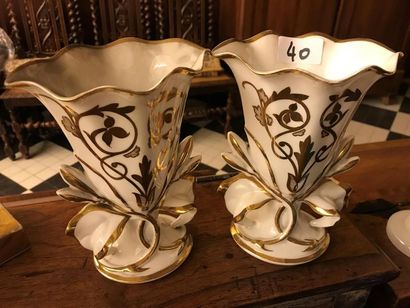 null Paire de vases en porcelaine blanche et doré 
19ème siècle
H : 20 cm