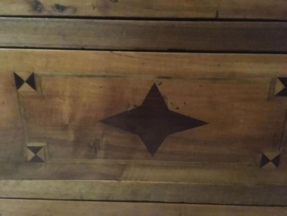 null Commode en chêne à décor d'étoile plateau bois
126 x 60 x 95 cm