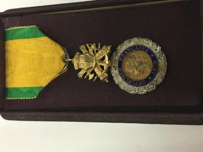 null Médaille militaire 1870, dans une boite en percaline Bordeaux 