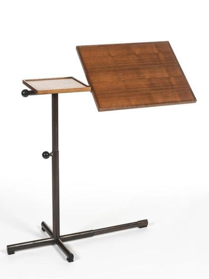 null François CARUELLE (XXème)
Table desserte à système modèle 2497, en bois et structure...
