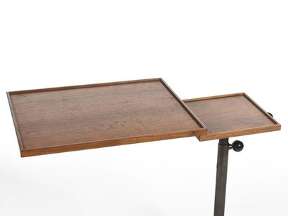 null François CARUELLE (XXème)
Table desserte à système modèle 2497, en bois et structure...