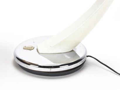 null FASE EDITION
Lampe modèle Boomerang 
Bras cintré en forme de boomerang en métal...