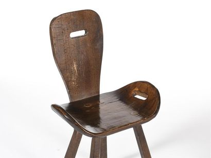 null TRAVAIL BRUTALISTE
Suite de deux chaises à assise et dossier ajourés en bois...