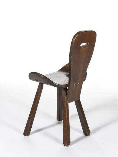 null TRAVAIL BRUTALISTE
Suite de deux chaises à assise et dossier ajourés en bois...