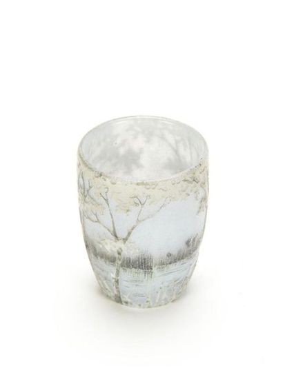 null DAUM NANCY
Vase miniature en verre double, à décor finement gravé et émaillé...