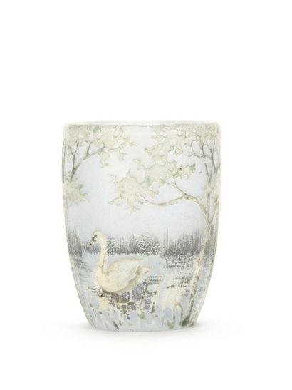 null DAUM NANCY
Vase miniature en verre double, à décor finement gravé et émaillé...