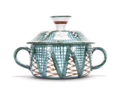null Robert PICAULT (1919-2000)
Pot couvert à deux anses à décor géométrique vert...