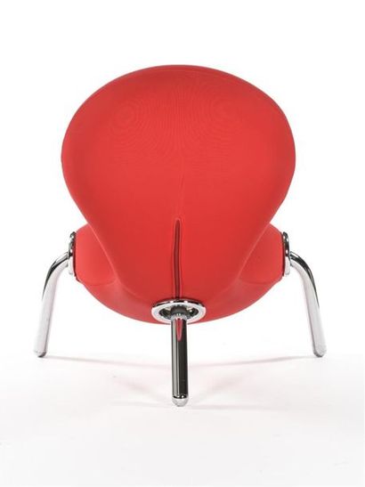 null Marc NEWSON (Né en 1963) 
Fauteuil bas «Embryo Chair»
Piétement tripode cylindrique...