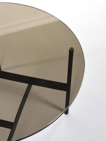 null TRAVAIL 1950
Table basse à plateau circulaire en verre fumé reposant sur un...