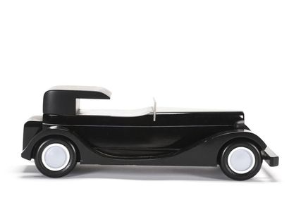 null VILAC (XXème)
Voiture en bois laqué noir modèle Coupe Chauffeur H6C de 1930...