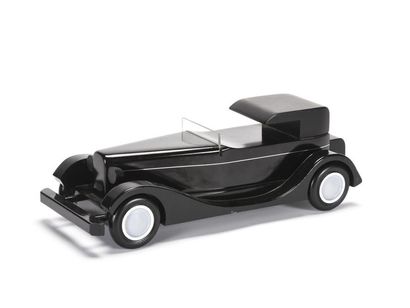 null VILAC (XXème)
Voiture en bois laqué noir modèle Coupe Chauffeur H6C de 1930...