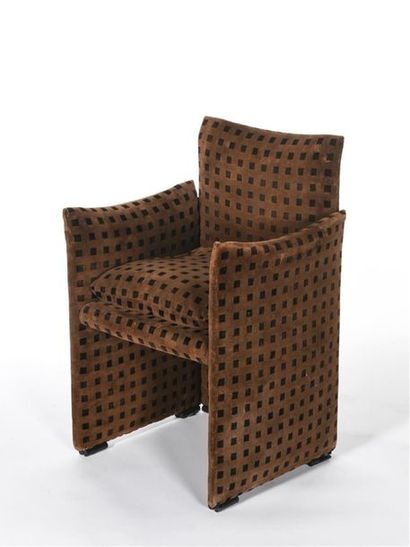 null Mario BELLINI (né en 1935)
Suite de quatre fauteuils modèle Break 401 en velours...