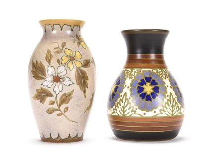 null GOUDA HOLLANDE
Paire de vases en céramique émaillée polychrome à décor de fleurs.
Signés
H:...