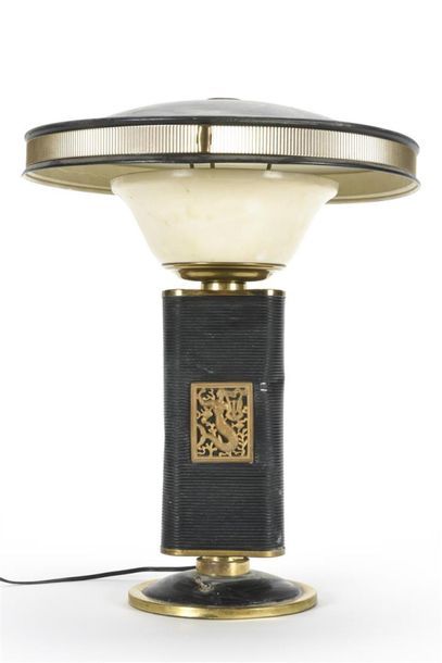 null Eileen GRAY (1878-1976) 
Lampe de table modèle Sirène en tôle pliée laquée noire...