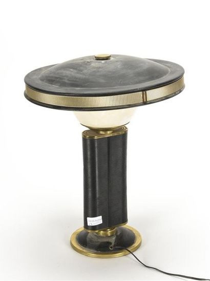 null Eileen GRAY (1878-1976) 
Lampe de table modèle Sirène en tôle pliée laquée noire...