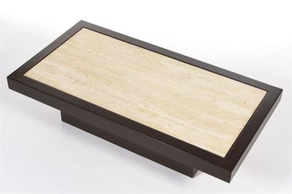 null TRAVAIL 1970
Table rectangulaire à structure en bois laqué marron d'où repose...