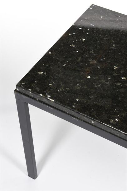 null TRAVAIL 1950
Table basse à structure en métal laqué gris où repose un épais...
