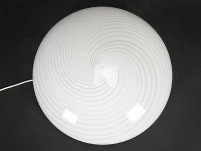 null TRAVAIL ITALIEN
Large lampe de table de forme ronde aplatie à décor d'une spirale...
