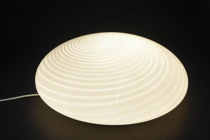 null TRAVAIL ITALIEN
Large lampe de table de forme ronde aplatie à décor d'une spirale...