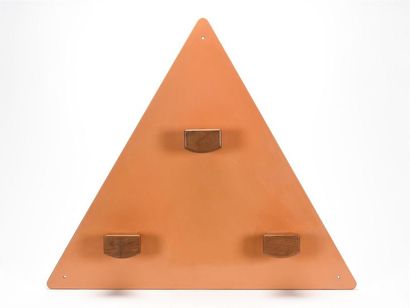 null André SORNAY (1902-2000)
Porte-manteaux mural de forme triangulaire en isorel...