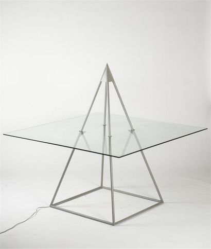 null Yves CORDIER (XX ème)
Table en forme de pyramide
Structure en métal laqué gris,...