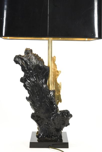 null Philippe CHEVERNY (XXème) 
Grande lampe de table à base quadrangulaire à décor...