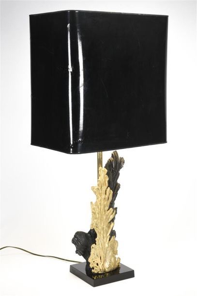 null Philippe CHEVERNY (XXème) 
Grande lampe de table à base quadrangulaire à décor...