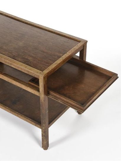null TRAVAIL 1950
Table d'appoint en placage de bois à trois plateaux dont un plateau...